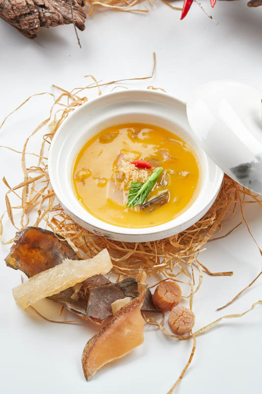 白色瓷碗装的燕鲍翅浓汤四宝图片