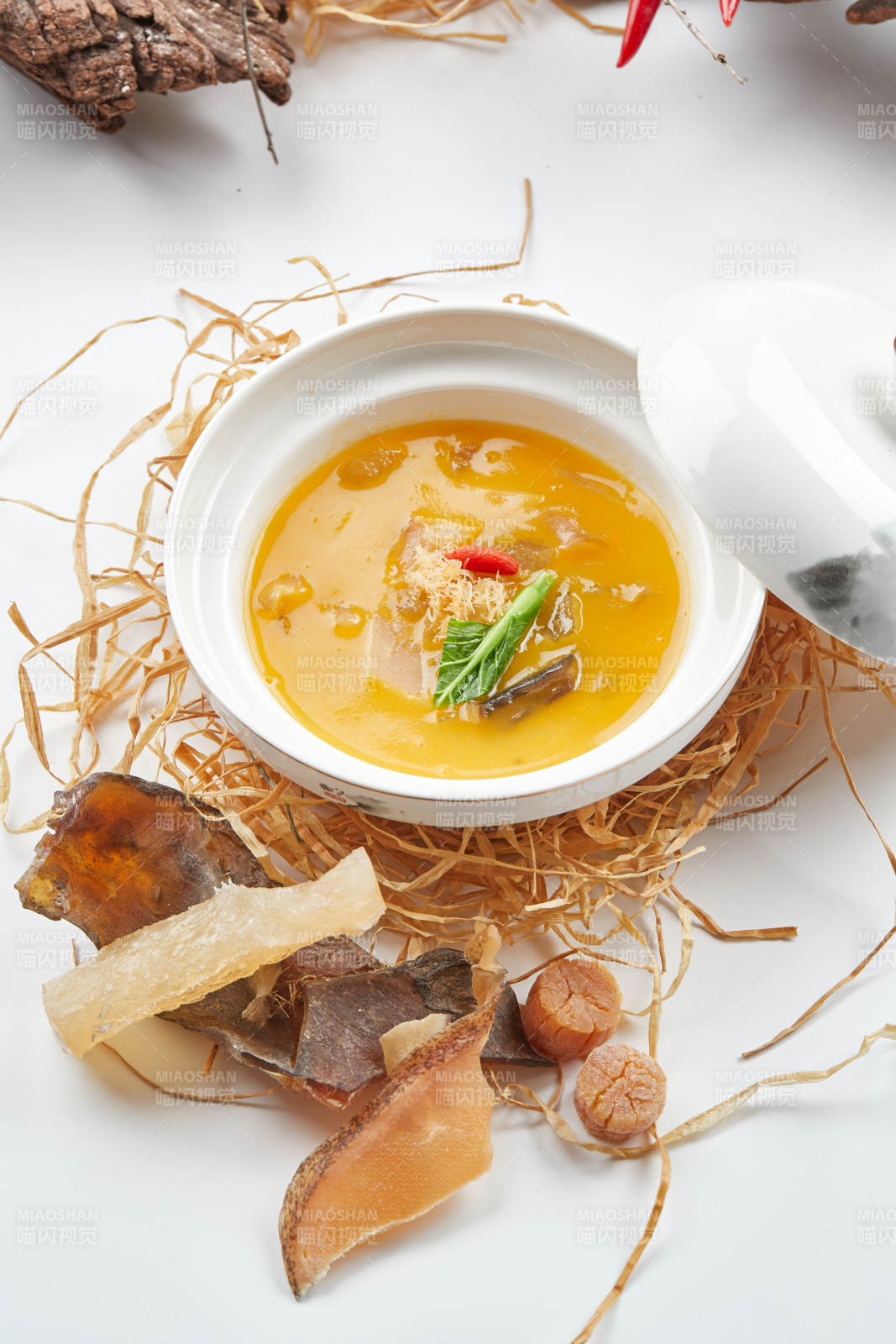 白色瓷碗装的燕鲍翅浓汤四宝图片