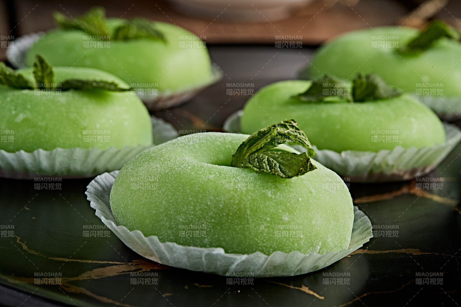 黑色餐具装的奶油果粒糯米糍图片