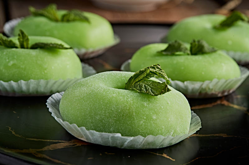 黑色餐具装的奶油果粒糯米糍图片