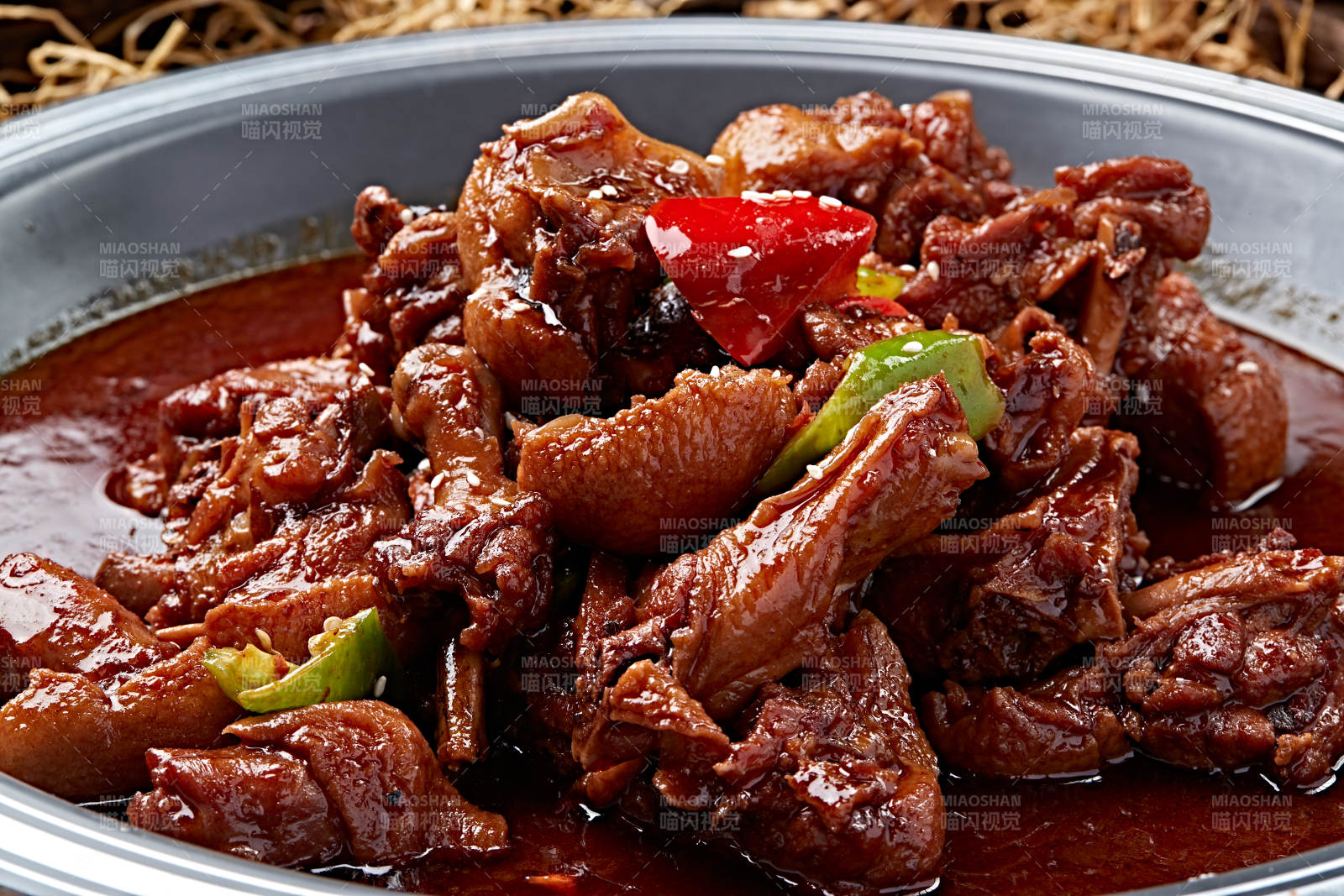 红焖铁锅炖柴鸡块图片