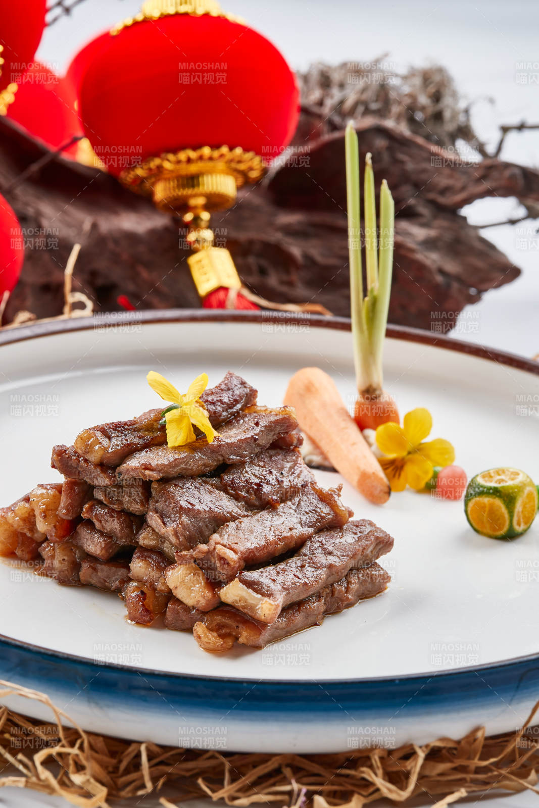 白色白瓷盘的香煎牛瓜条图片