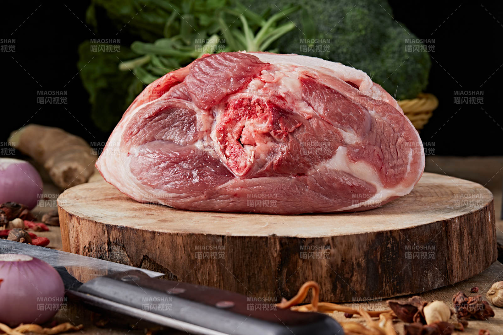 白色背景下的生鲜猪肘子图片