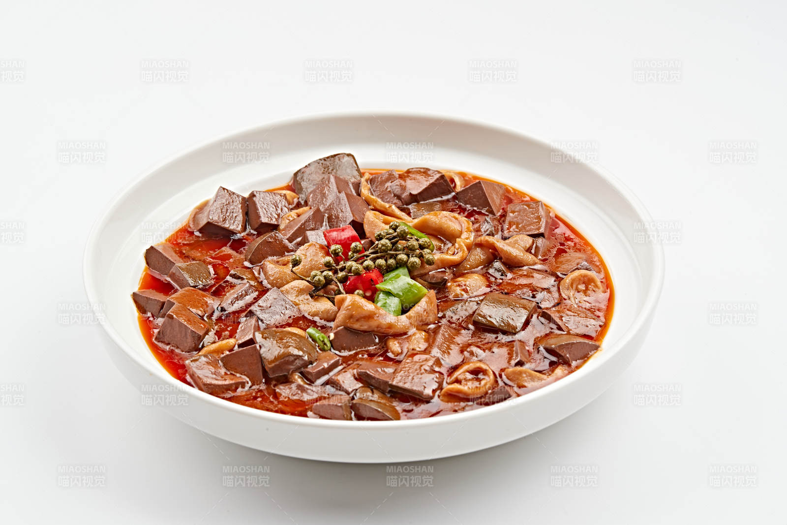 白色瓷盘装的麻辣肥肠血豆腐图片