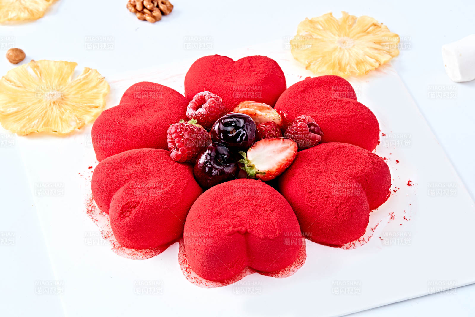 鲜水果抹茶心形奶油慕斯蛋糕图片