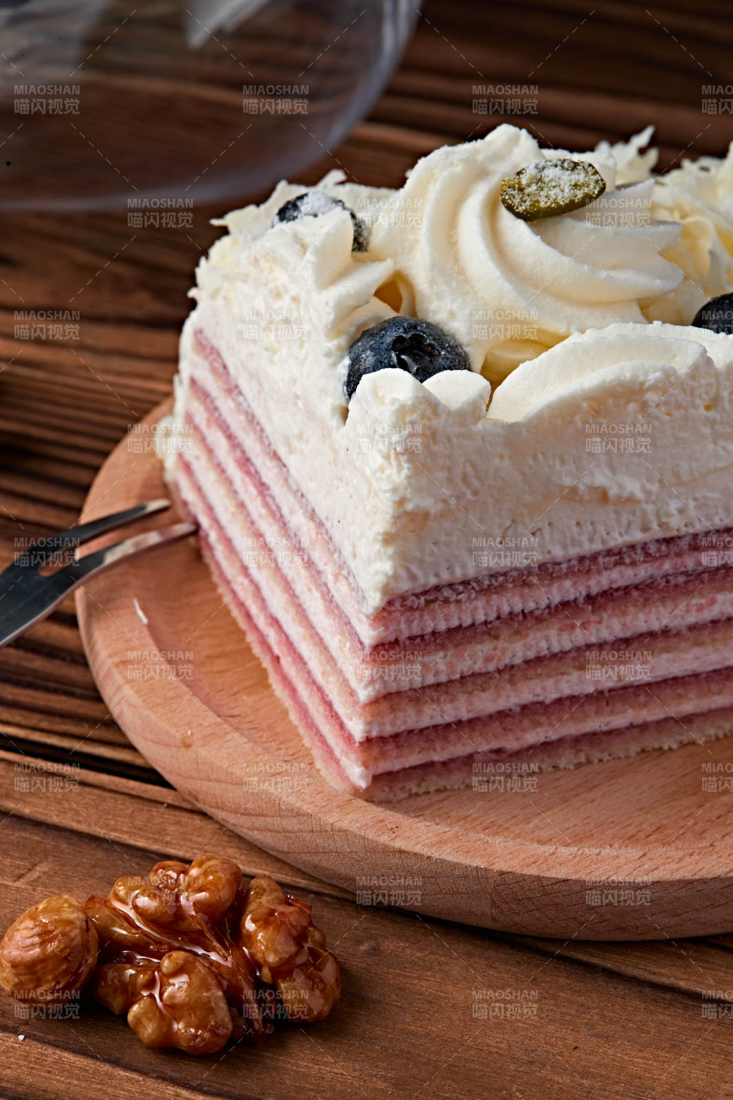 蓝莓白巧克力鲜奶慕斯榴莲蛋糕图片