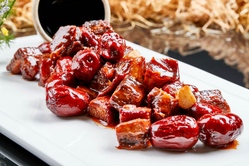 白色瓷盘装的红烧蜜汁红枣牛仔骨图片