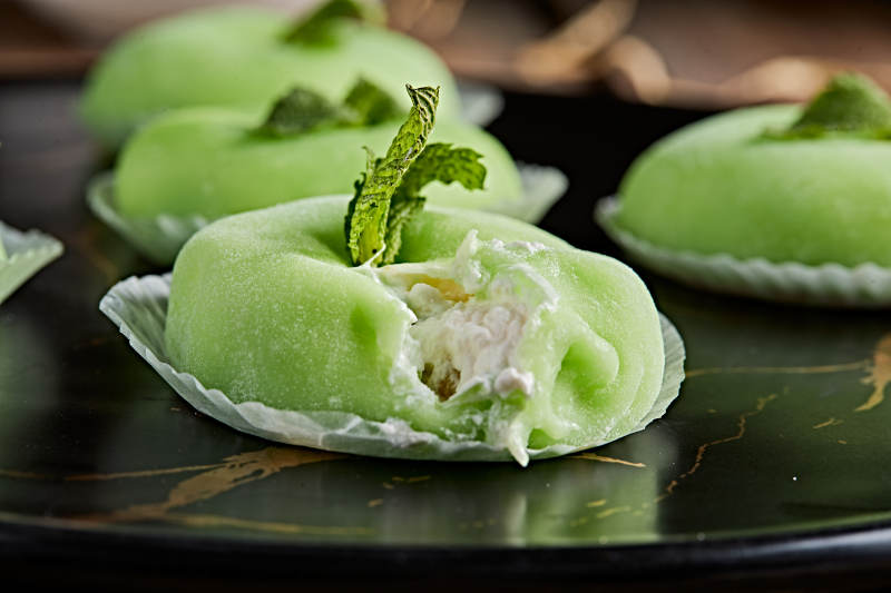 黑色餐具装的奶油果粒糯米糍图片