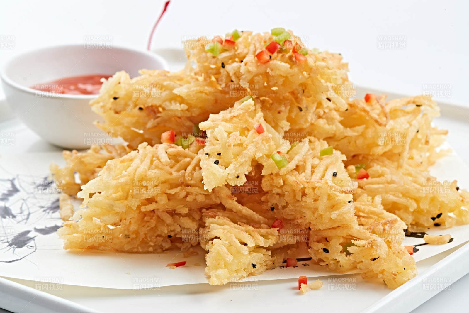 白色瓷盘装的飘香炸薯格图片