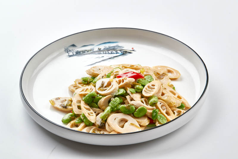 白色瓷盘装的彩椒青蚕豆小炒春笋尖图片