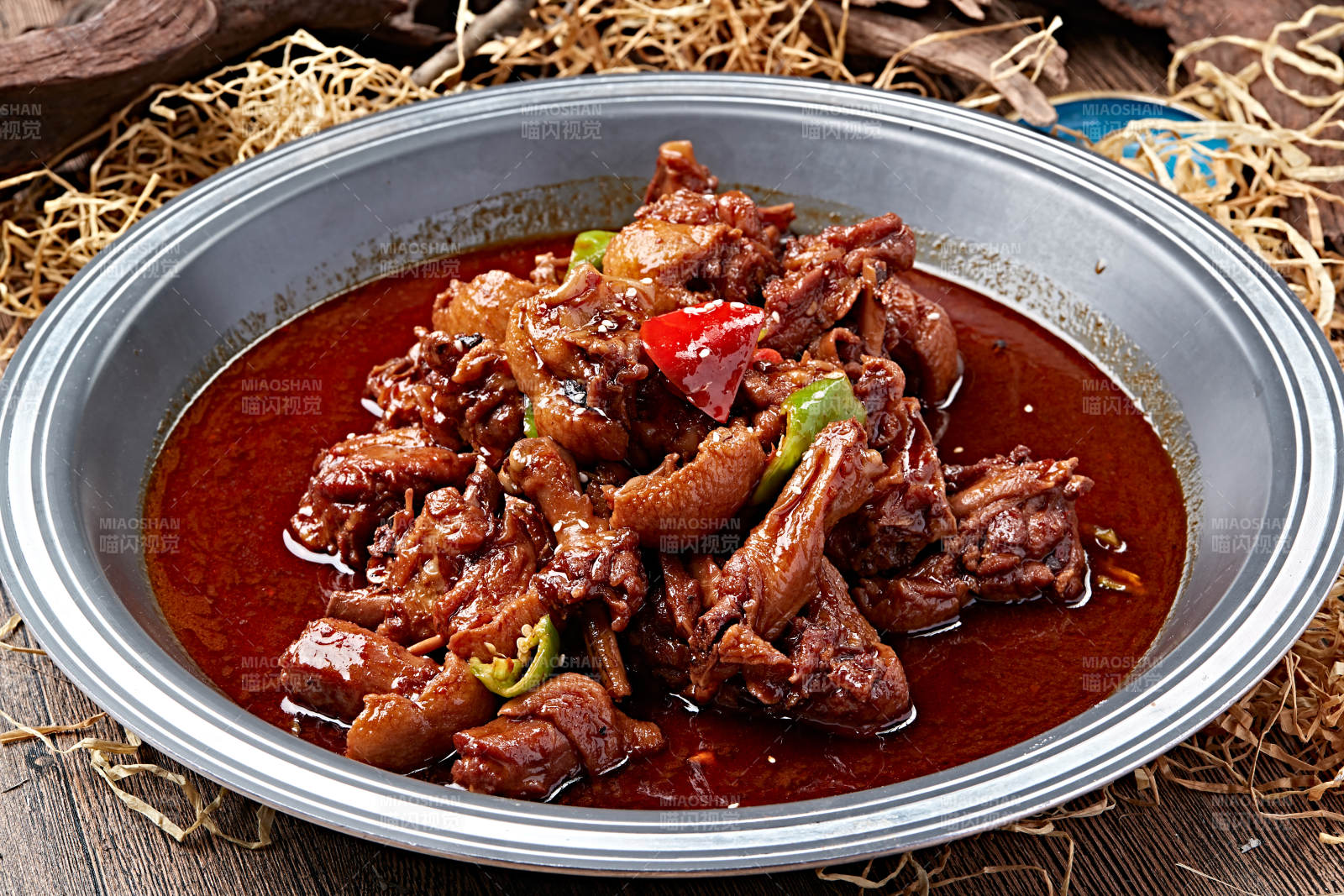 红焖铁锅炖柴鸡块图片