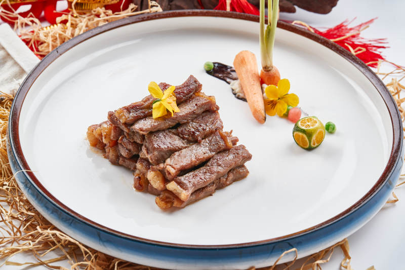 白色白瓷盘的香煎牛瓜条图片