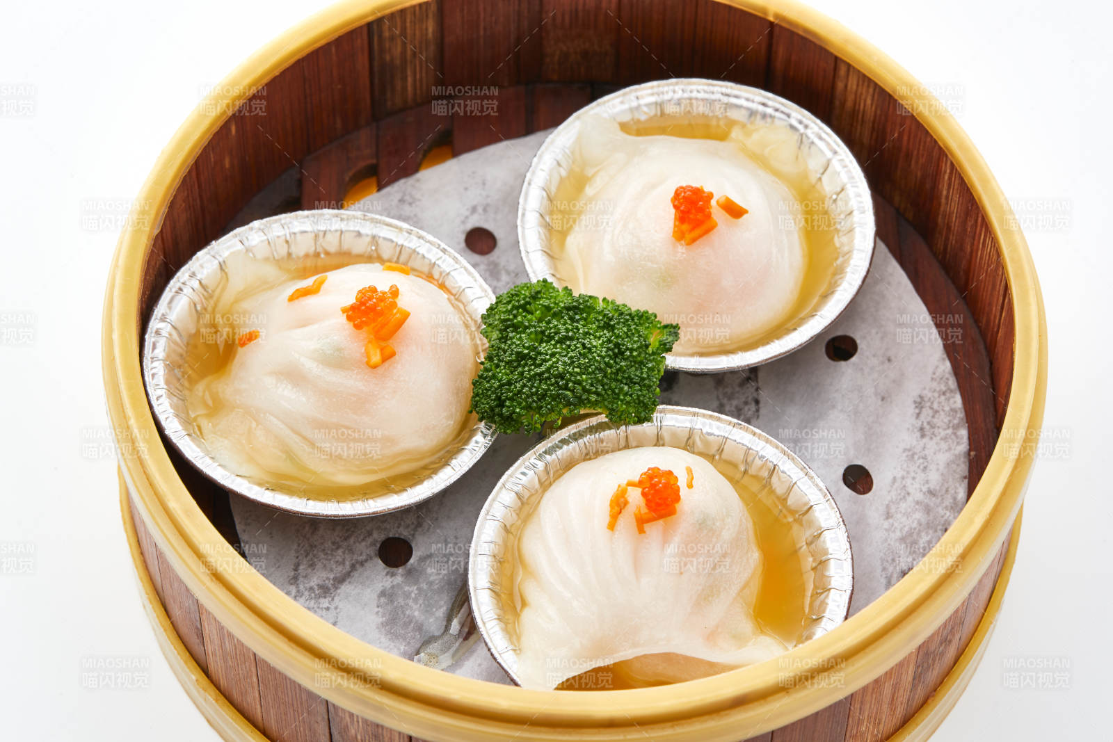 白色背景下精美竹笼屉装的港式茶餐蒸虾饺图片