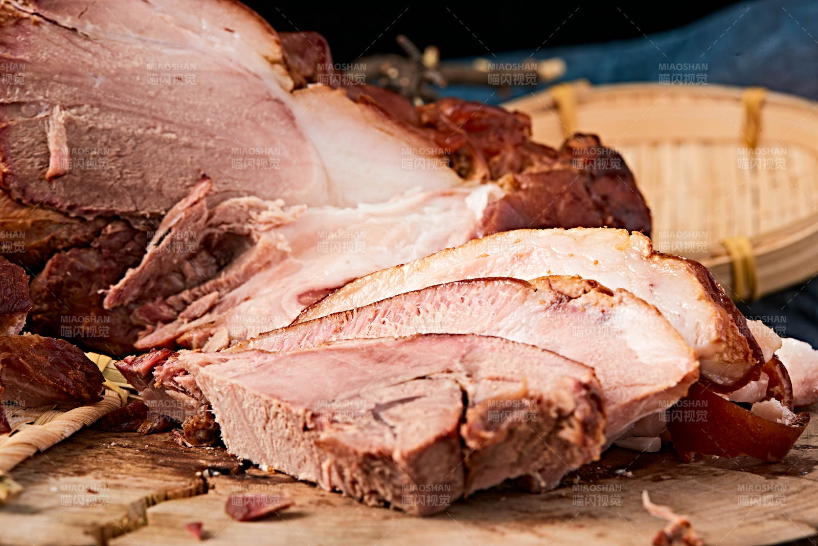 古法烟熏大猪肘肘子图片