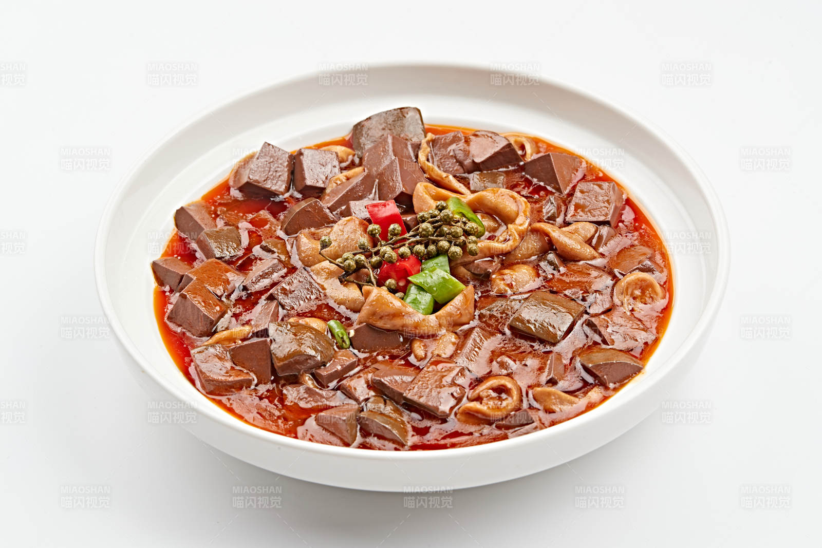 白色瓷盘装的麻辣肥肠血豆腐图片