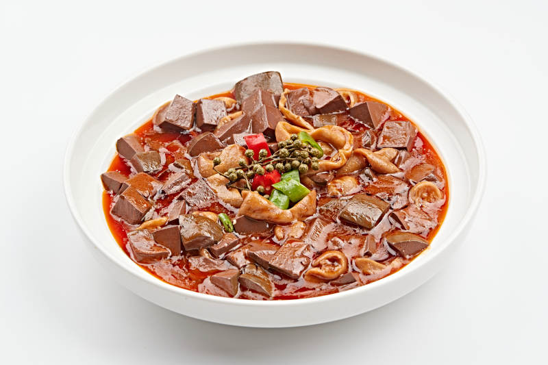 白色瓷盘装的麻辣肥肠血豆腐图片