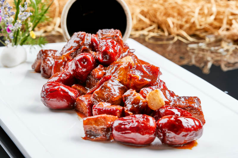 白色瓷盘装的红烧蜜汁红枣牛仔骨图片