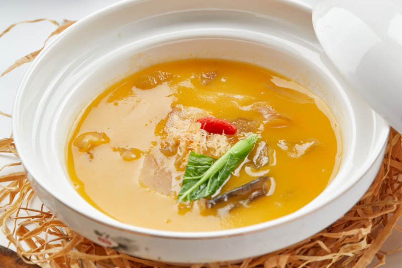 白色瓷碗装的燕鲍翅浓汤四宝图片