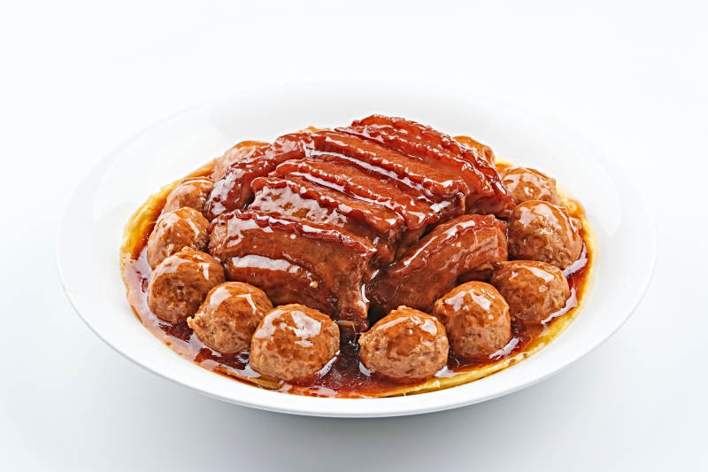 白色瓷盘装双喜卤味扣肉丸图片