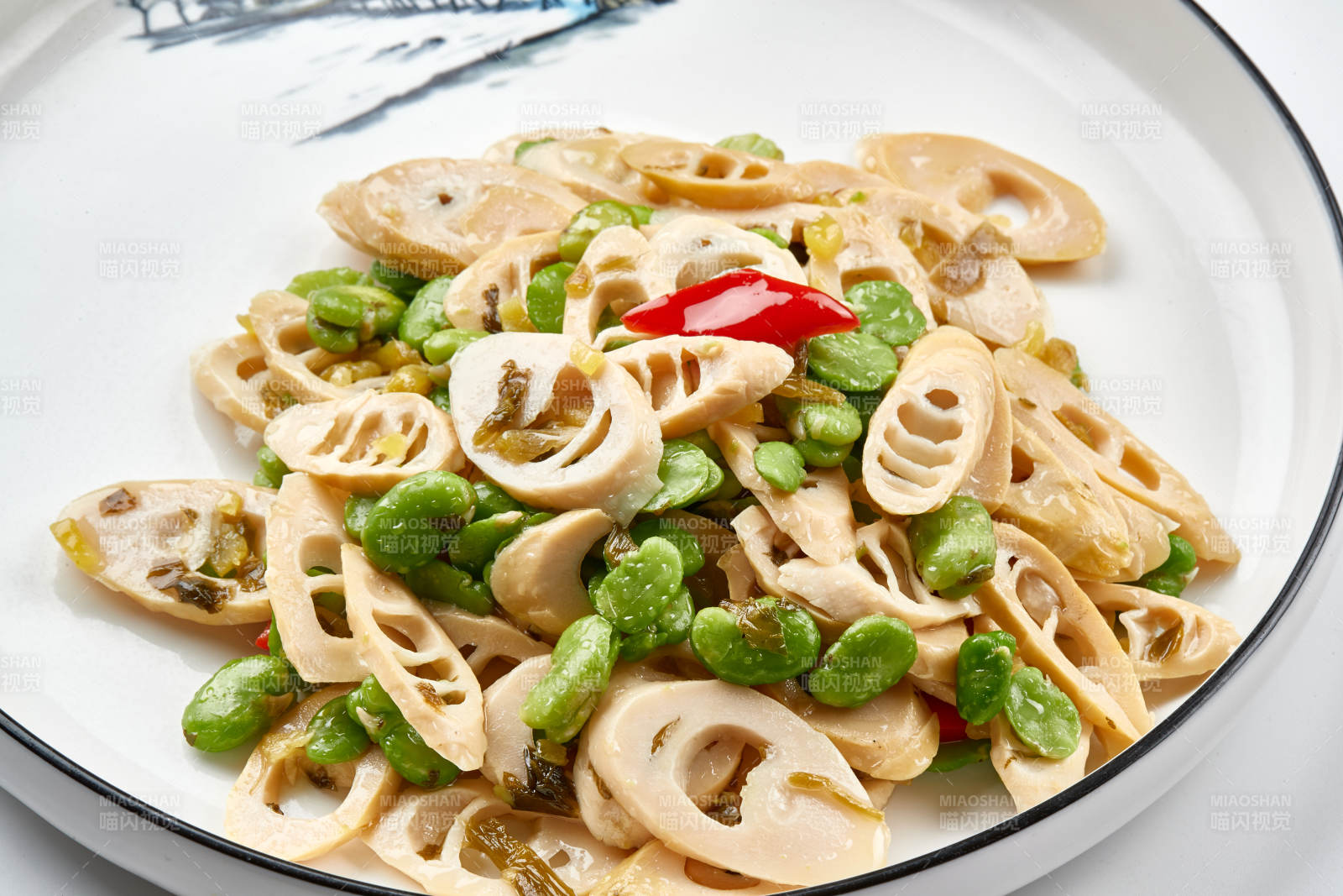 白色瓷盘装的彩椒青蚕豆小炒春笋尖图片