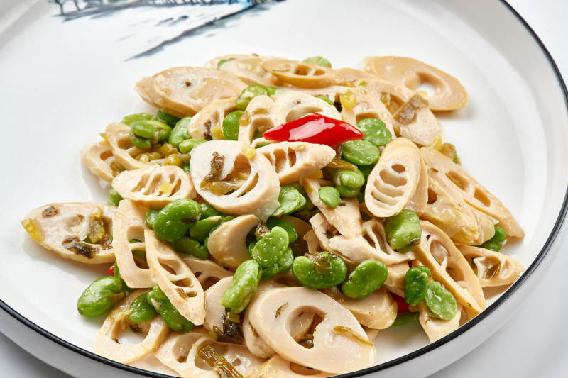 白色瓷盘装的彩椒青蚕豆小炒春笋尖图片