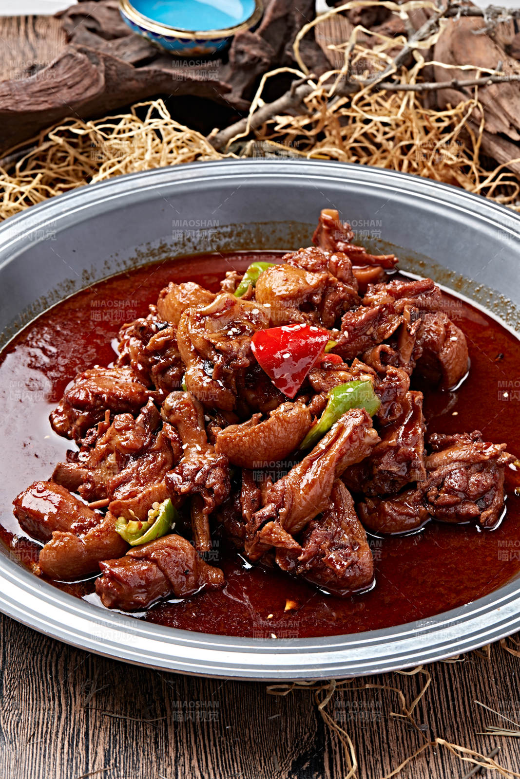 红焖铁锅炖柴鸡块图片