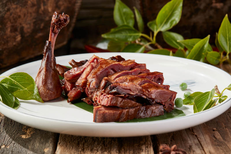 半只分切酱鸡图片