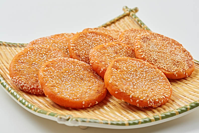 精美餐具装的手工豆沙南瓜饼图片