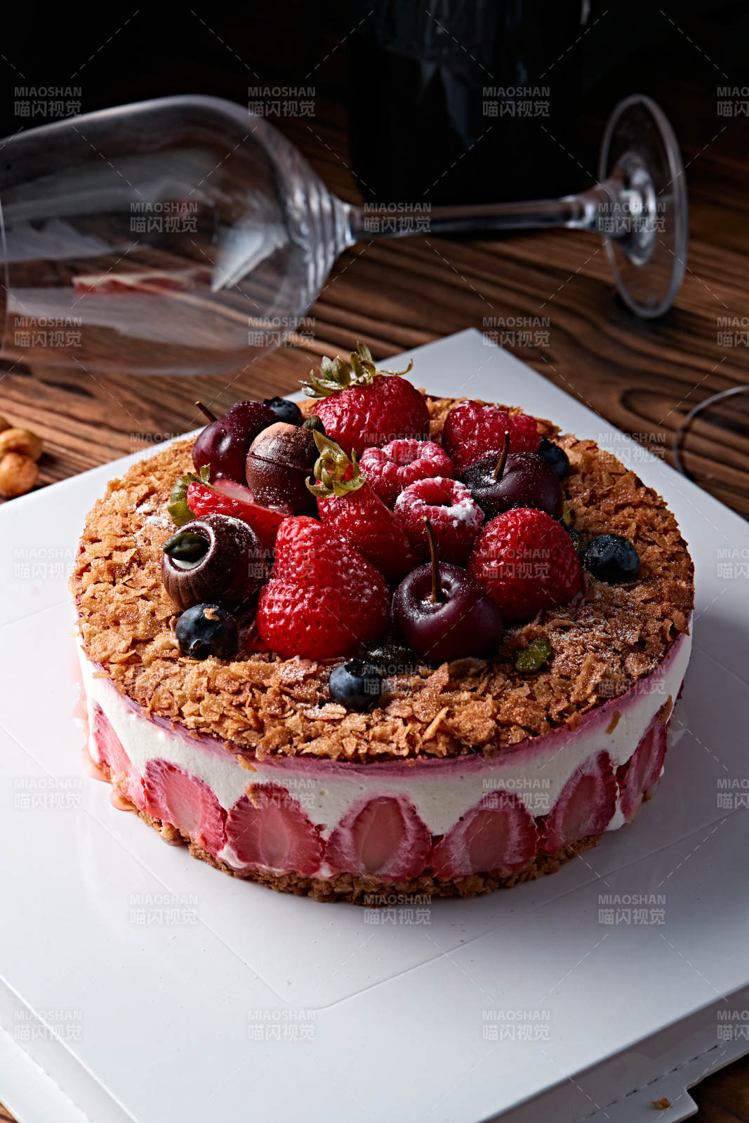 鲜水果点缀的鲜奶慕斯草莓烤坚果生日蛋糕图片