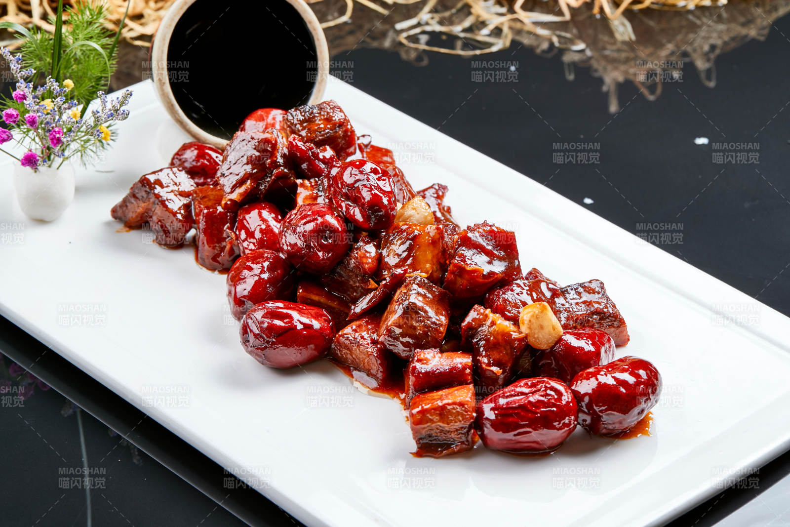 白色瓷盘装的红烧蜜汁红枣牛仔骨图片