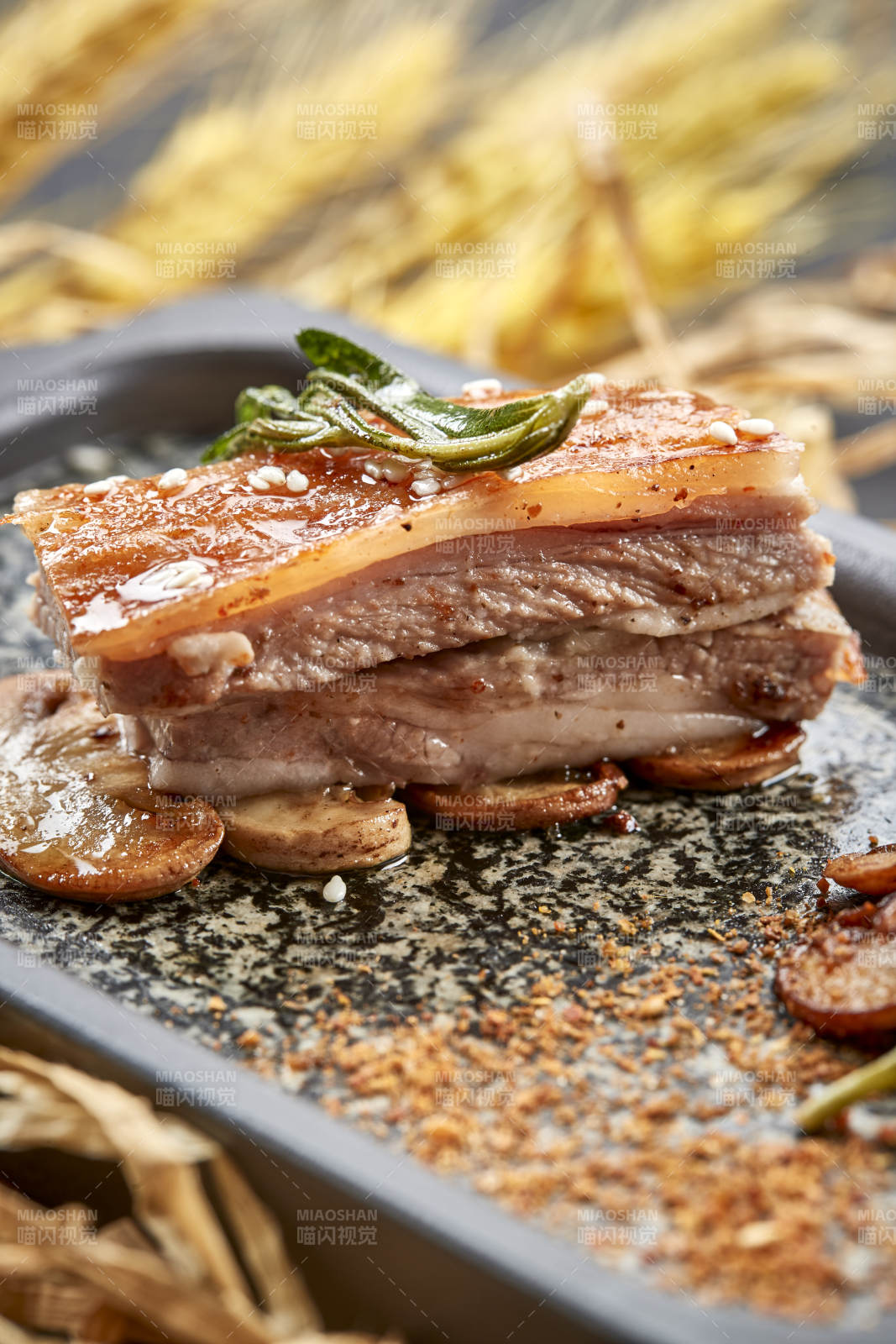 高档时尚蒙餐位菜铁板炭烤羊小排图片