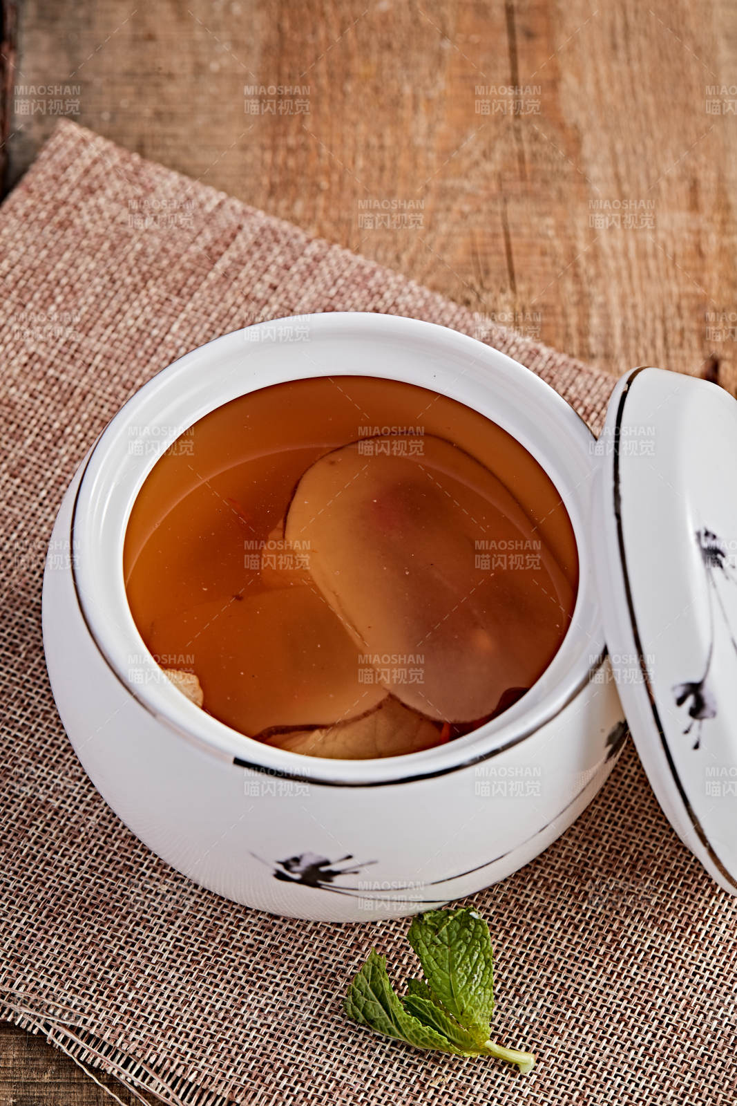 白色瓷汤盅装的木薯党参虫草花炖老鸭汤图片