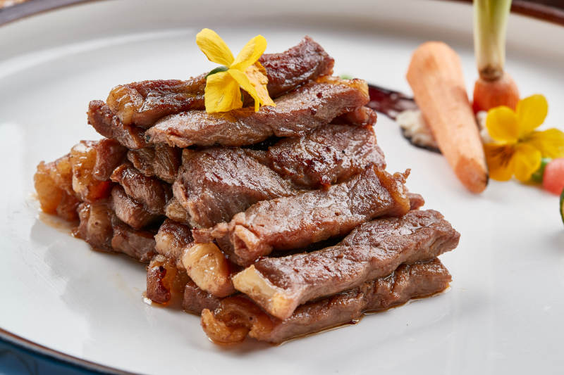 白色白瓷盘的香煎牛瓜条图片