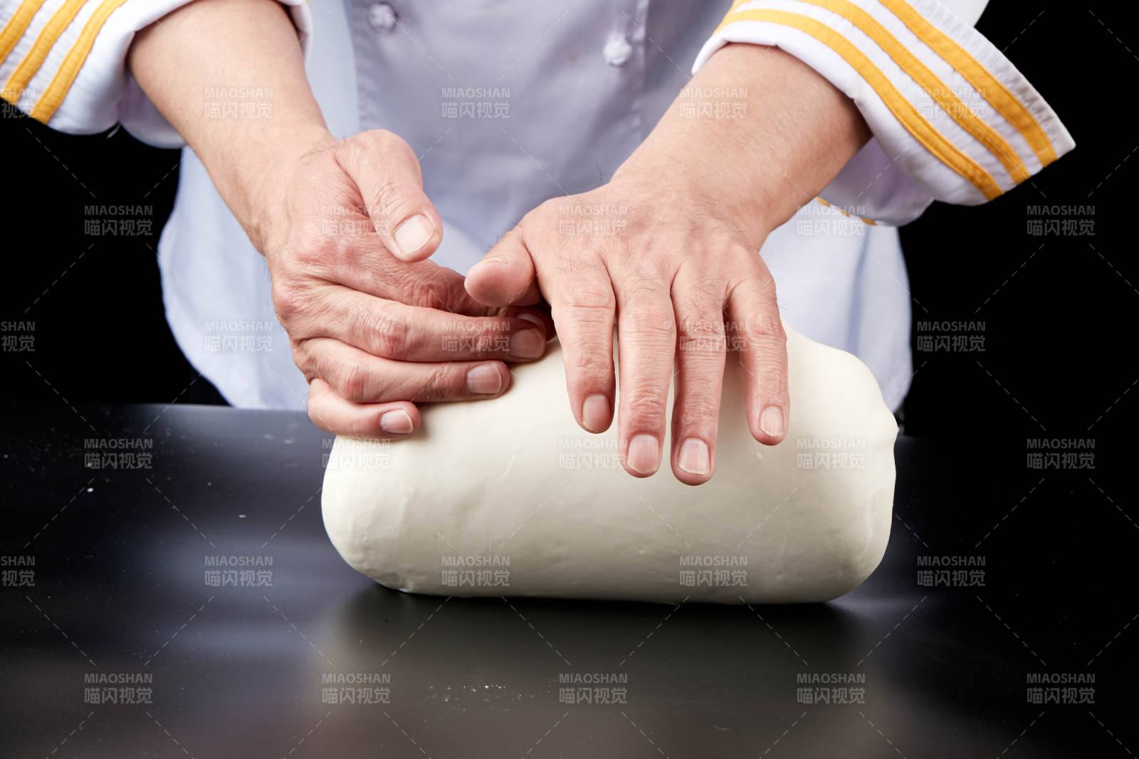 技艺精湛的山西刀削面师在展示刀削面制作图片