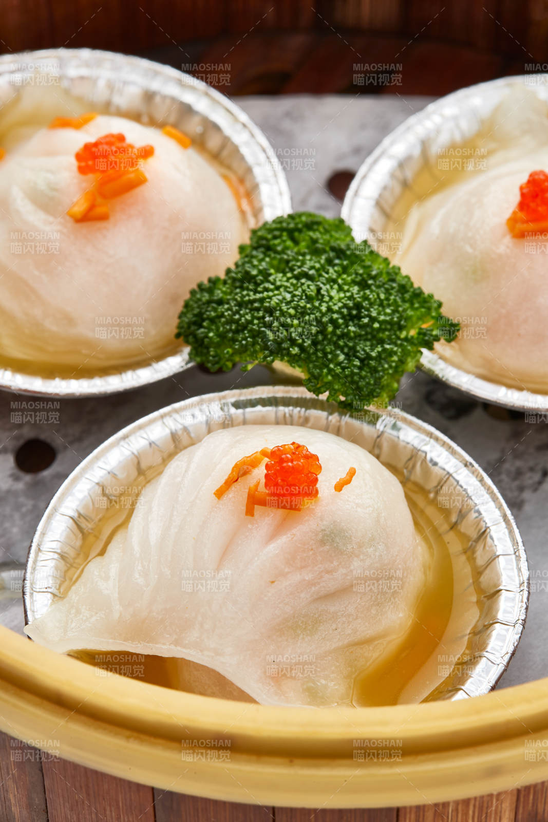 白色背景下精美竹笼屉装的港式茶餐蒸虾饺图片