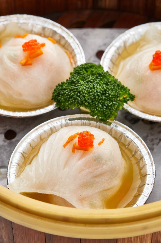 白色背景下精美竹笼屉装的港式茶餐蒸虾饺图片