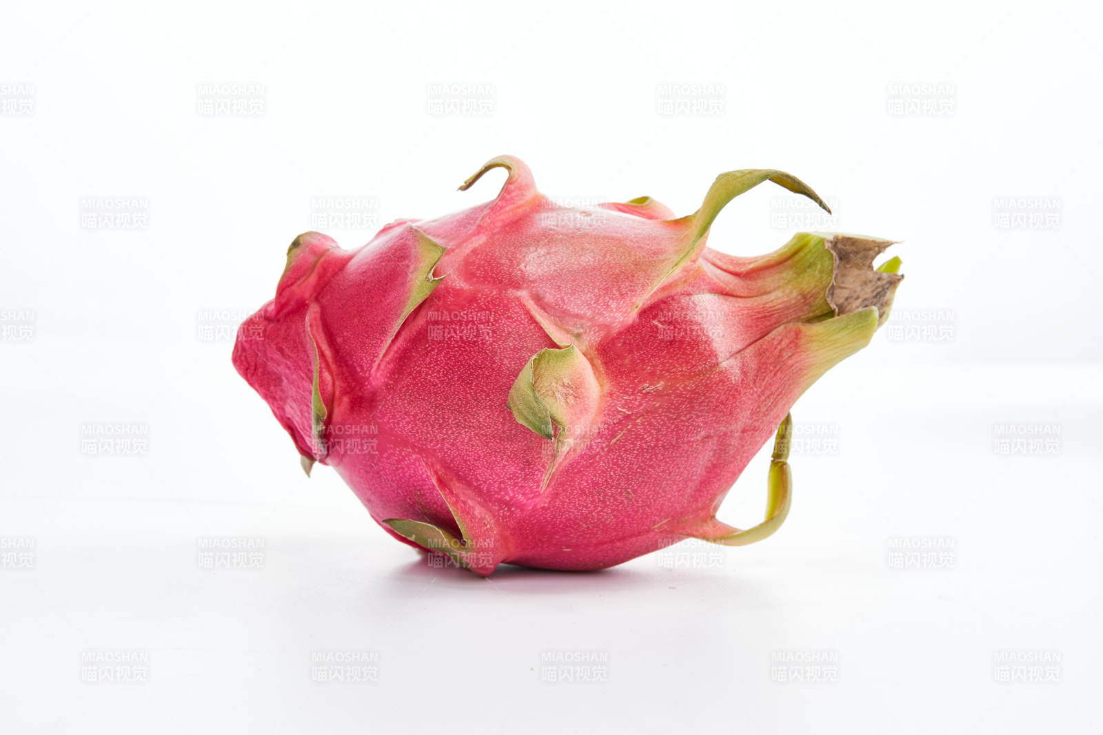 白色背景上摆放的新鲜火龙果图片