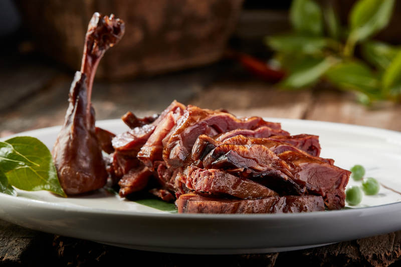 半只分切酱鸡图片