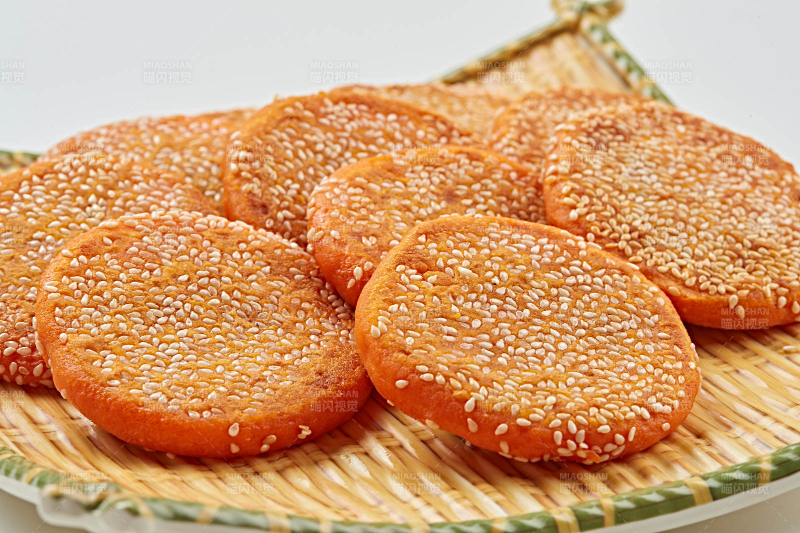 精美餐具装的手工豆沙南瓜饼图片