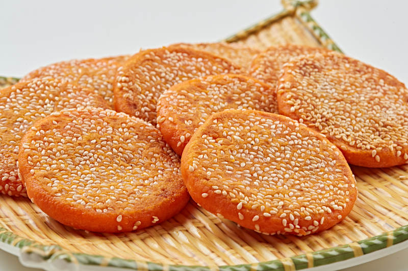 精美餐具装的手工豆沙南瓜饼图片