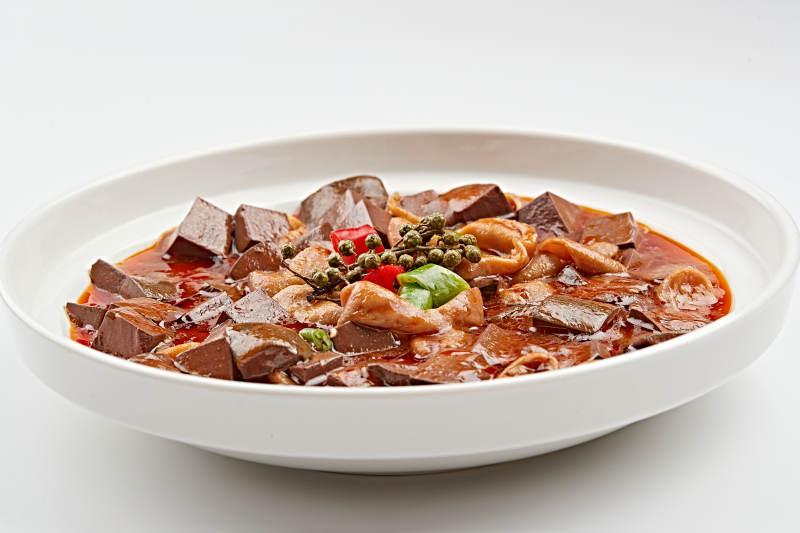 白色瓷盘装的麻辣肥肠血豆腐图片
