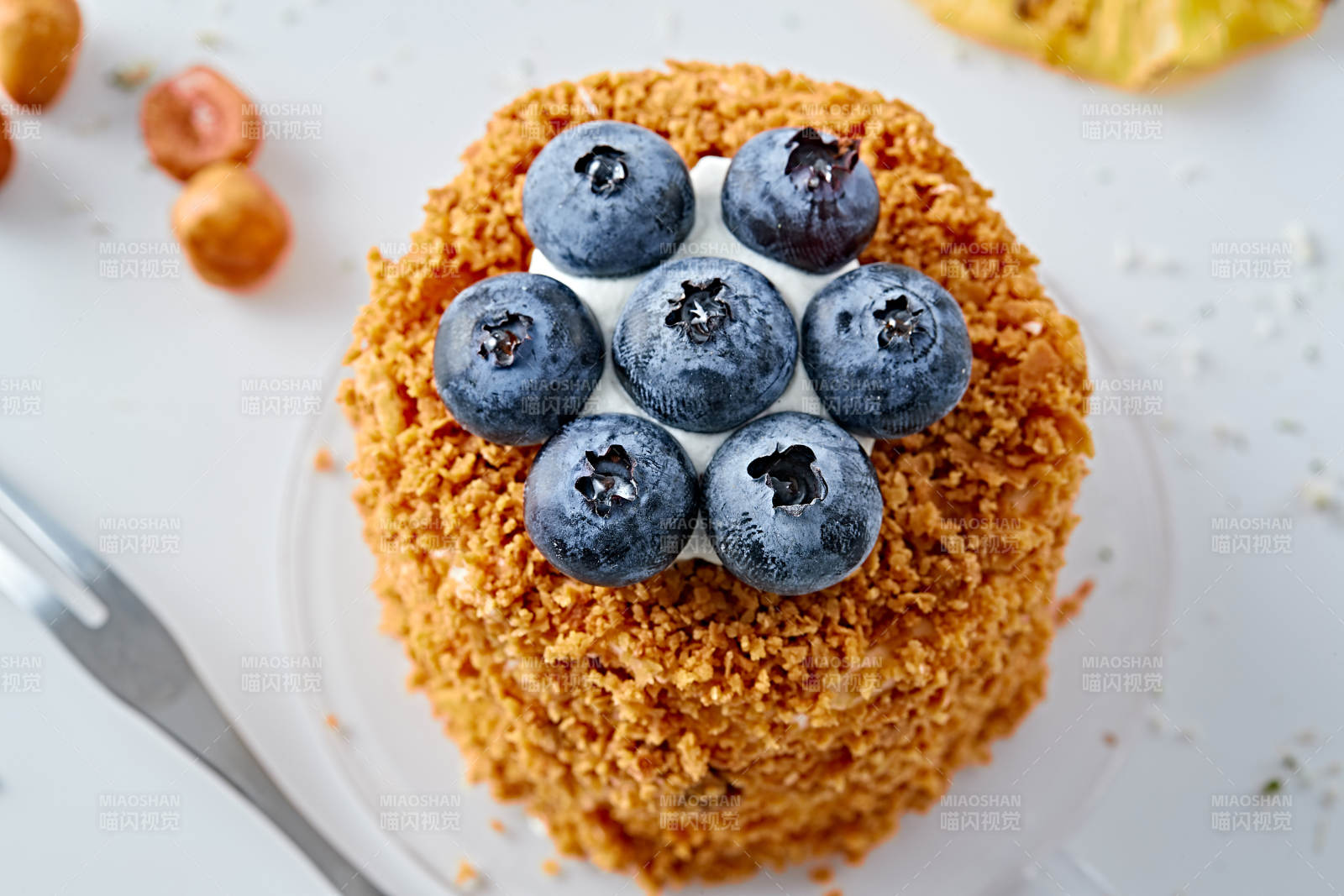 蓝莓坚果碎奶油慕斯蛋糕图片