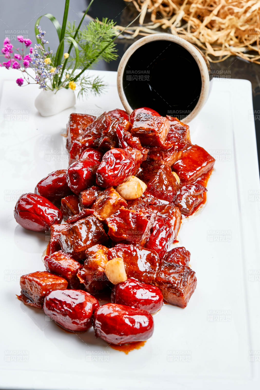 白色瓷盘装的红烧蜜汁红枣牛仔骨图片