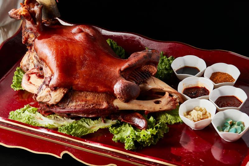 草原蒙餐卤味半只黄牛头图片