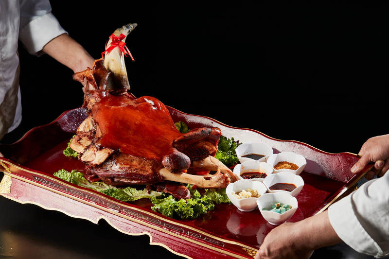 草原蒙餐卤味半只黄牛头图片