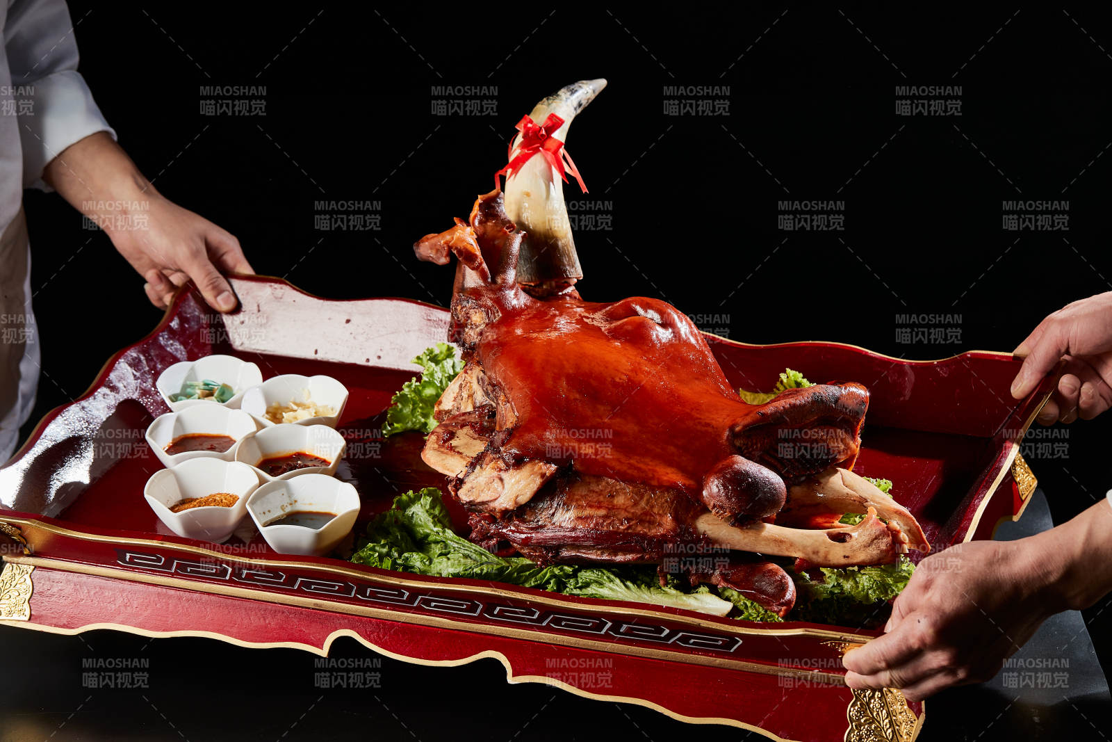 草原蒙餐卤味半只黄牛头图片