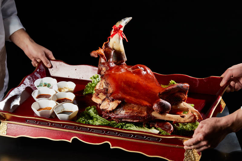 草原蒙餐卤味半只黄牛头图片