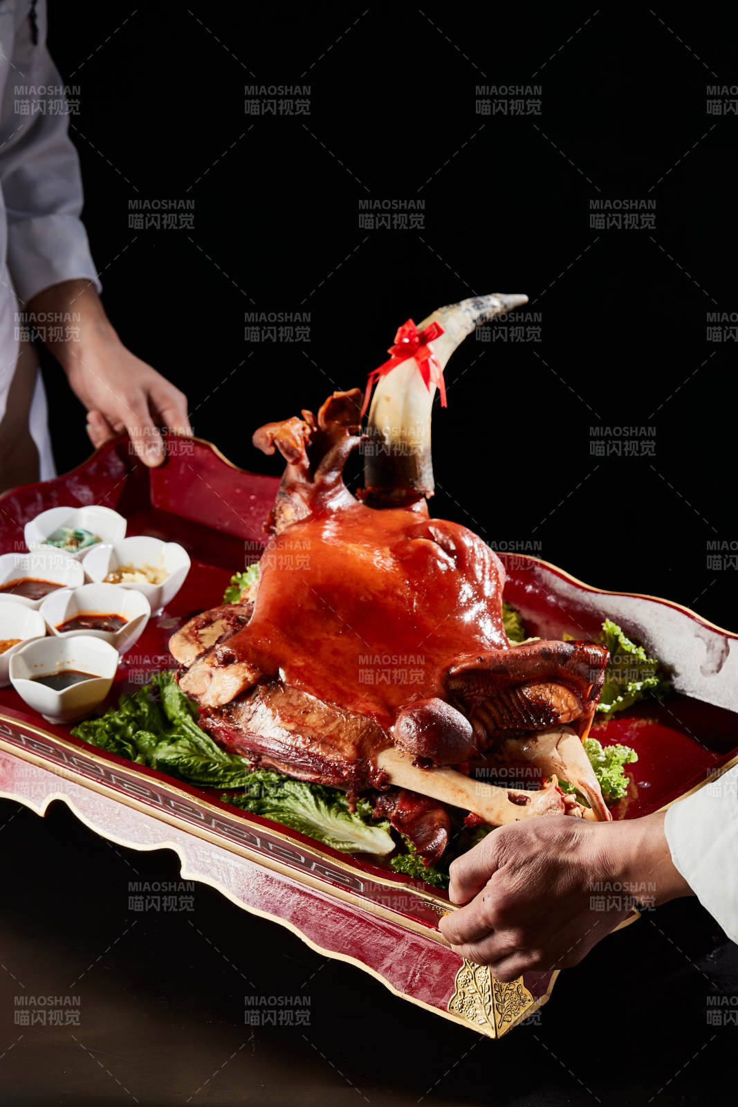 草原蒙餐卤味半只黄牛头图片