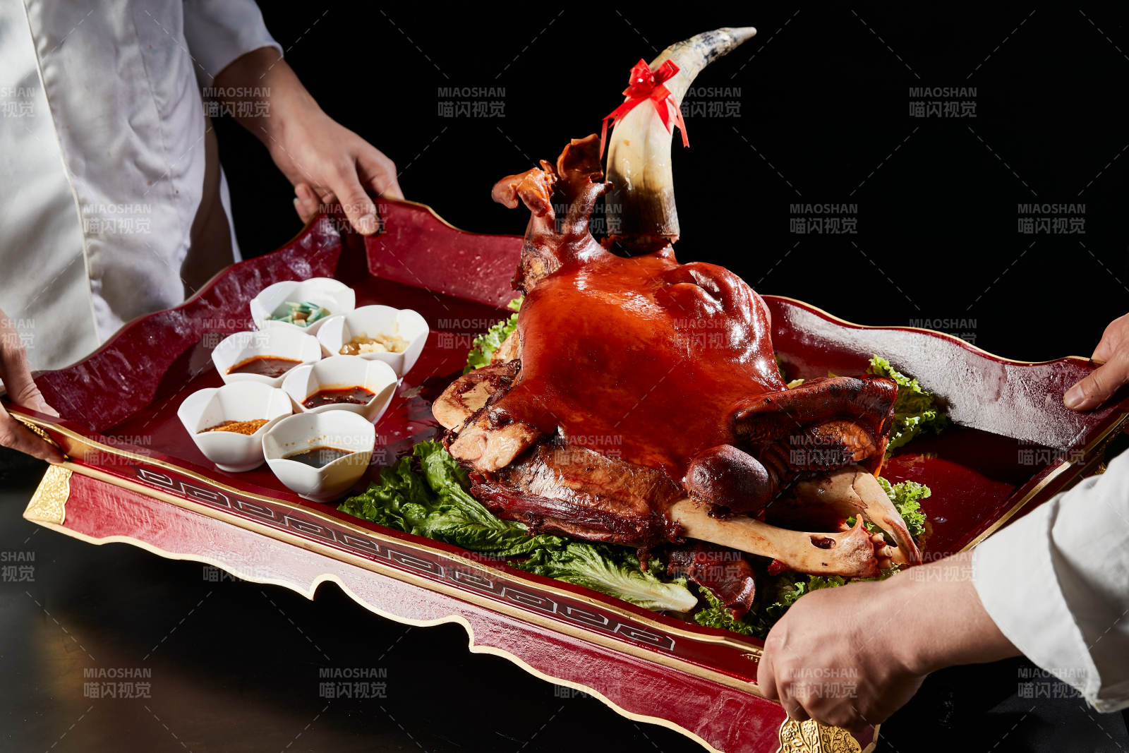 草原蒙餐卤味半只黄牛头图片