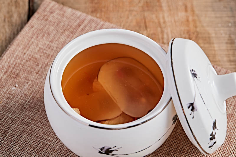 白色瓷汤盅装的木薯党参虫草花炖老鸭汤图片